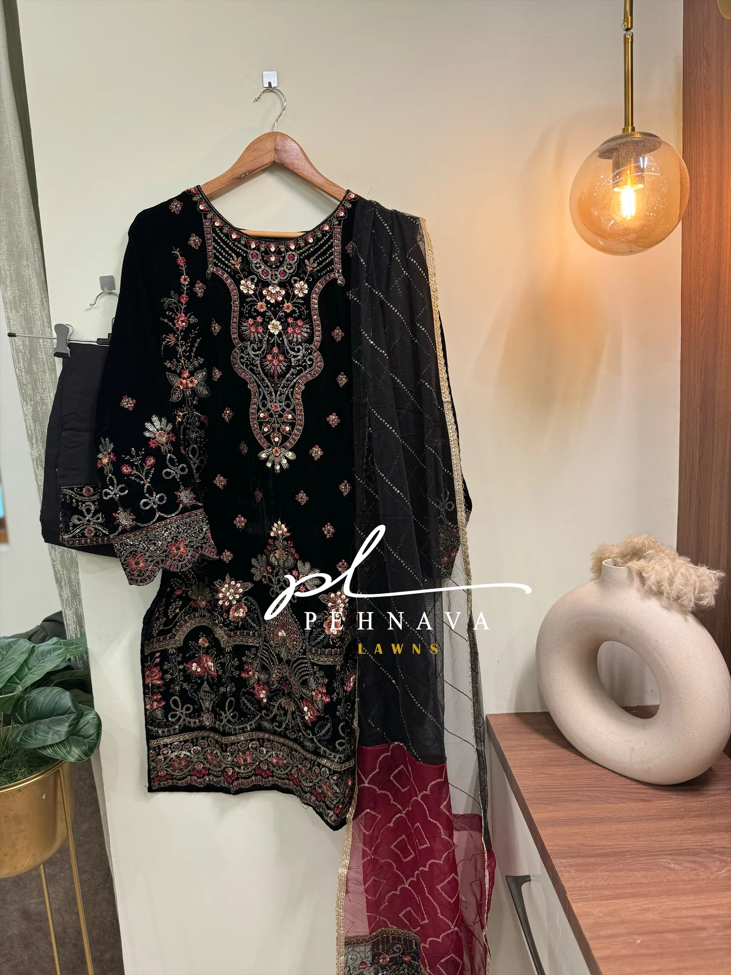Embroidered velvette suit -1067 - Image 4